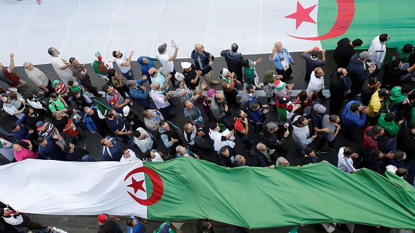 البرلمان الجزائري يصادق على قانون المحروقات المثير للجدل البرلمان الجزائري يصادق على قانون المحروقات المثير للجدل