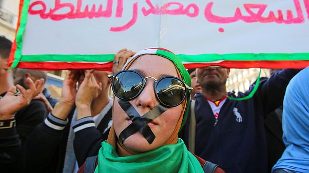 Algeria: la protesta contro il 'sistema' non si placa Algeria: la protesta contro il 'sistema' non si placa