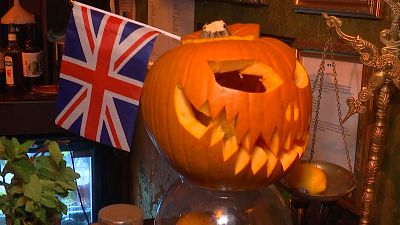 Des Londoniens fêtent Halloween et le report du Brexit