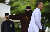 شاهد: جلد زعيم ديني ساهم في إقرار قوانين الشريعة الصارمة بتهمة الزنا في إندونيسيا