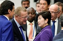 جون كوتس، رئيس وفد اللجنة الأولمبية الدولية يتحدث مع حاكمة يوريكو كويكي طوكيو- أرشيف رويترز 