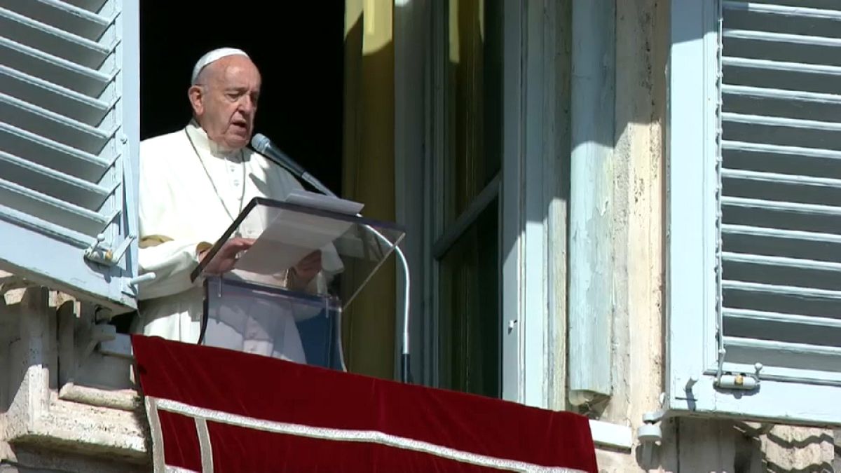 Papa Bergoglio elogia i "santi della porta accanto"