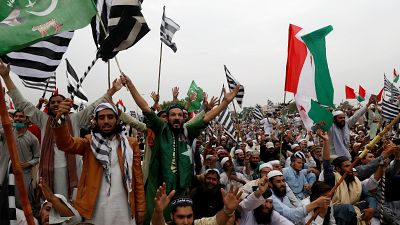 A Khan-kormány lemondását követelik