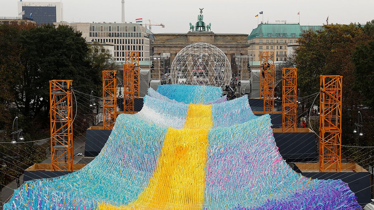 شاهد: بوابة براندنبورغ تتزين بألوان قوس قزح في إطار الاحتفالات بذكرى سقوط جدار برلين