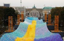 Berlin Duvarı'nın yıkılışının 30. yıl dönümü için 100 bin rengarenk şerit