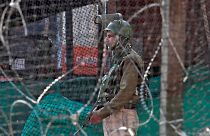 شرطي هندي يقف في شارع من شوارع سريناغار - 2019/10/31