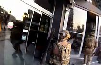 Εξαρθρώθηκε σπείρα έκδοσης πλαστών εγγράφων και διαβατηρίων (βίντεο)