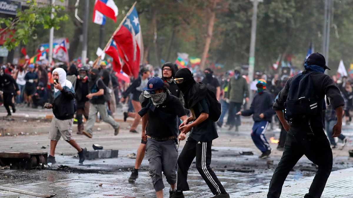 Cile: continuano proteste e scontri, danni al turismo