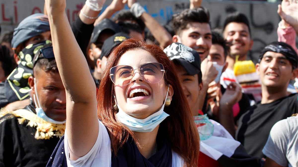 متظاهرون عراقيون بالعاصمة بغداد يلتقون سيلفي خلال احتجاجات الجمعة. 01/11/2019