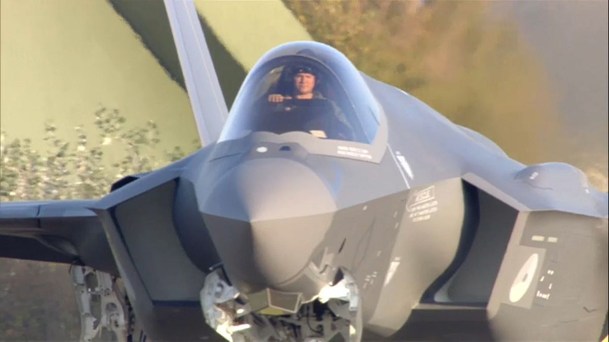 شاهد: خطأ ساذج يُفسد احتفال هولندا بتسلمها طائرة مقاتلة من طراز F35