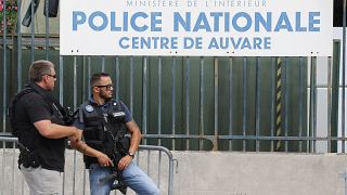 ضابطان من الشرطة االفرنسية أمام مركز أمني بمدينة نيس جنوب فرنسا. 22/07/2016
