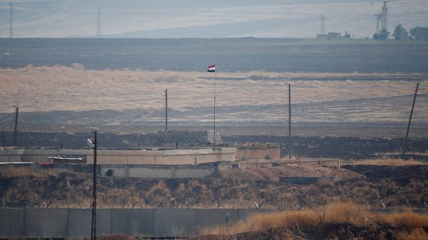 Suriye'de savaş nedeniyle başta elektrik olmak üzere altyapı büyük zarar gördü. Suriye'de savaş nedeniyle başta elektrik olmak üzere altyapı büyük zarar gördü.