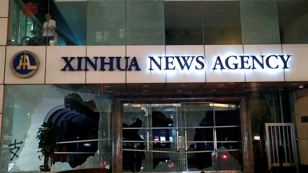 L'agenzia di stampa cinese Xinhua nel mirino del popolo di Hong Kong. L'agenzia di stampa cinese Xinhua nel mirino del popolo di Hong Kong.