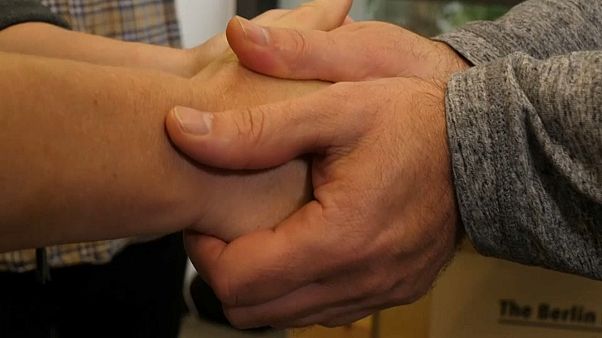 Рукопожатие спасёт мир: в Берлине снова возводят стену Рукопожатие спасёт мир: в Берлине снова возводят стену