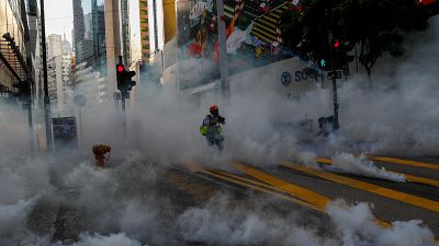 شاهد: آلاف المتظاهرين يتحدون سلطات هونغ كونغ وصدامات مع الشرطة