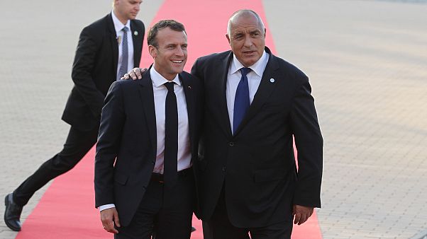 الرئيس الفرنسي إيمانويل ماكرون رفقة الوزير الأول البلغاري بويكو بوريسوف الرئيس الفرنسي إيمانويل ماكرون رفقة الوزير الأول البلغاري بويكو بوريسوف