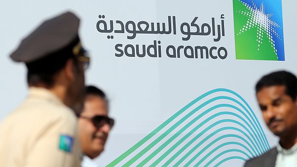 أرامكو عملاق النفط السعودي تطرح أسهمها للبيع في أضخم اكتتاب عام في التاريخ والأسواق تترقب أرامكو عملاق النفط السعودي تطرح أسهمها للبيع في أضخم اكتتاب عام في التاريخ والأسواق تترقب