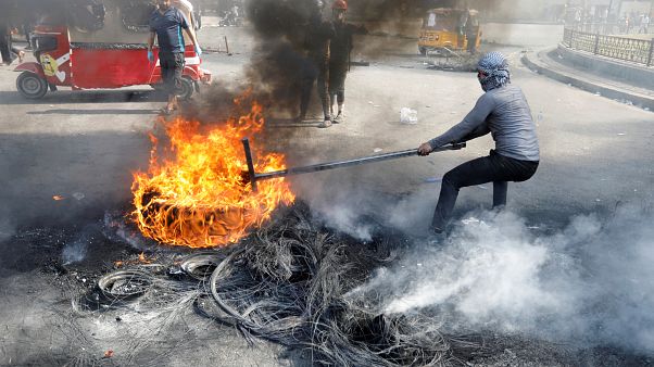 Un manifestante iraquí bloquea la carretera durante las protestas antigubernamentales, en Bagdad, Irak, el 3 de noviembre de 2019 Un manifestante iraquí bloquea la carretera durante las protestas antigubernamentales, en Bagdad, Irak, el 3 de noviembre de 2019