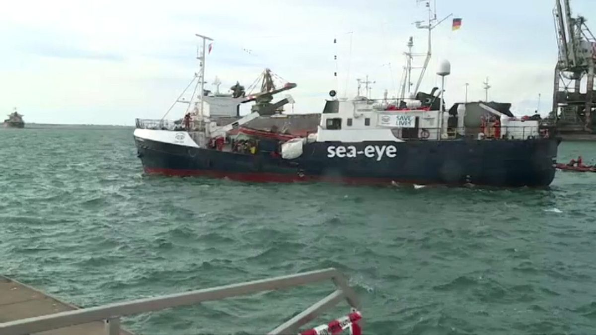 إيطاليا تسمح للسفينة "إيلان الكردي" بالرسو بعد أسبوع في المتوسط وعلى متنها 88 مهاجرا