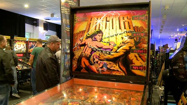 Amantes dos jogos antigos ligados às máquinas em Budapeste Amantes dos jogos antigos ligados às máquinas em Budapeste