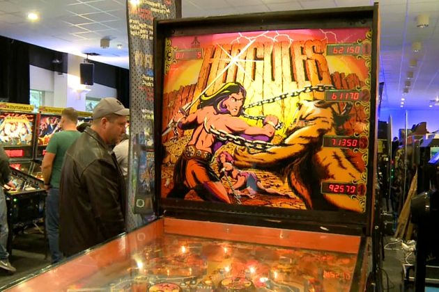 Amantes dos jogos antigos ligados às máquinas em Budapeste
