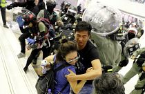 شاهد: قوات الأمن تشتبك مع متظاهرين في هونغ كونغ داخل سوق تجاري