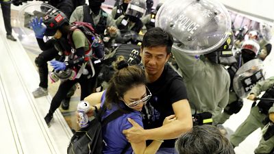 ویدئو؛ تنش بین نیروهای پلیس و معترضان در هنگ کنگ