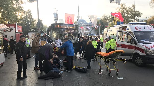 Beşiktaş'ta otobüsüyle durağa dalarak 13 kişiyi yaralayan bıçaklı sürücü denize atladı Beşiktaş'ta otobüsüyle durağa dalarak 13 kişiyi yaralayan bıçaklı sürücü denize atladı