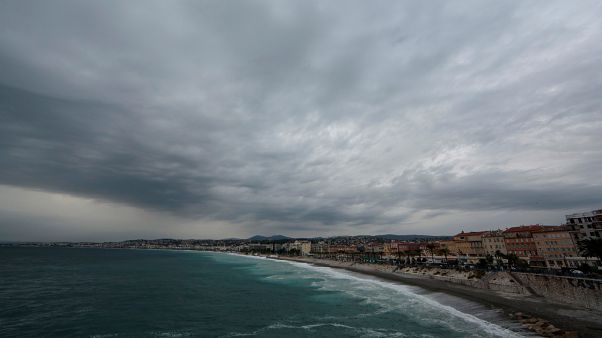 Una vista muestra el 'Promenade des Anglais' mientras las tormentas y las fuertes lluvias azotan el sur de Francia, el 23 de octubre de 2019. Una vista muestra el 'Promenade des Anglais' mientras las tormentas y las fuertes lluvias azotan el sur de Francia, el 23 de octubre de 2019.