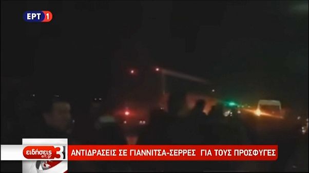 Griechenland: Anwohner blockieren Migrantenbus Griechenland: Anwohner blockieren Migrantenbus