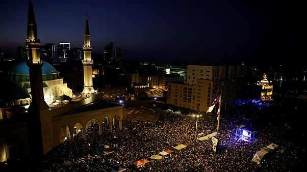 احتشاد كبير للمتظاهرين في بيرون وبعض المدن الآخرى احتشاد كبير للمتظاهرين في بيرون وبعض المدن الآخرى