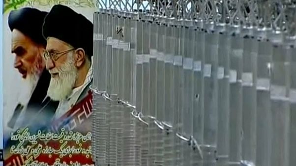 Iran: migliaia di persone in piazza nell'anniversario della crisi diplomatica con gli USA Iran: migliaia di persone in piazza nell'anniversario della crisi diplomatica con gli USA
