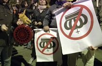 Mit Kochtöpfen und Bratpfannen: Anti-royale Proteste in Barcelona