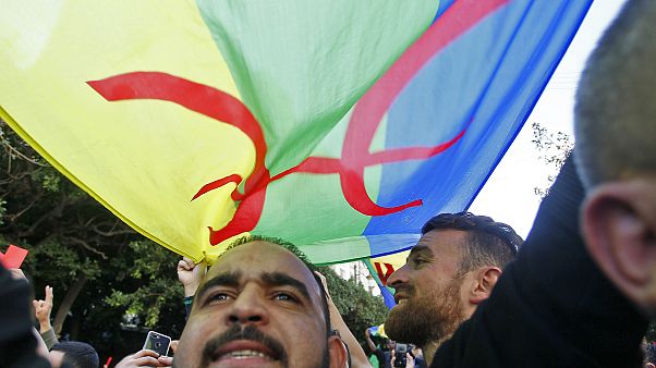 اعتقالات في الجزائر بسبب "الرايات الأمازيغية" اعتقالات في الجزائر بسبب "الرايات الأمازيغية"