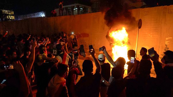 مقتل ثلاثة متظاهرين بالرصاص أمام القنصلة الإيرانية في كربلاء مقتل ثلاثة متظاهرين بالرصاص أمام القنصلة الإيرانية في كربلاء
