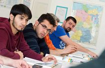 Németországban menedékjogot kapott szíriaiak német nyelvtanfolyamon vesznek részt egy hannoveri nyelviskolában