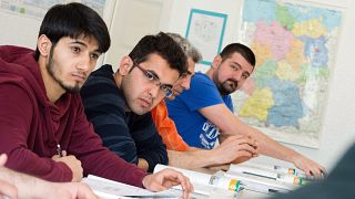 Németországban menedékjogot kapott szíriaiak német nyelvtanfolyamon vesznek részt egy hannoveri nyelviskolában