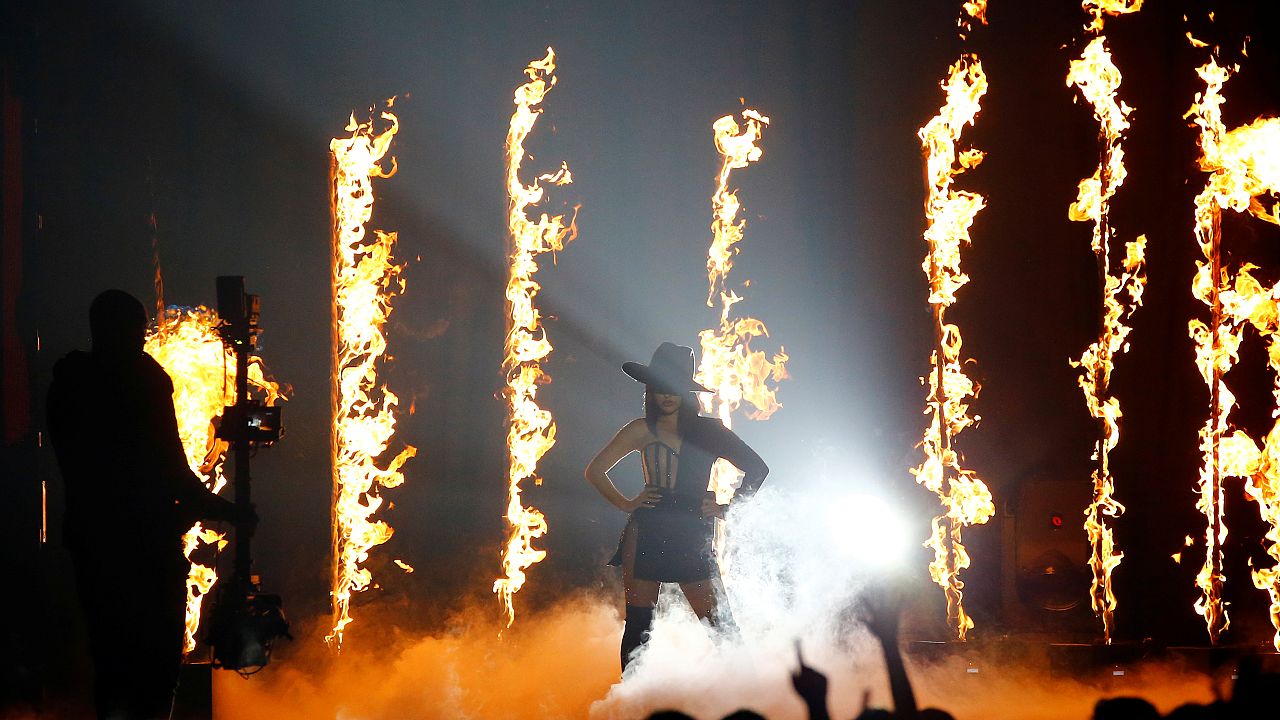 Выступление певицы Бекки Джи на MTV Europe Music Awards