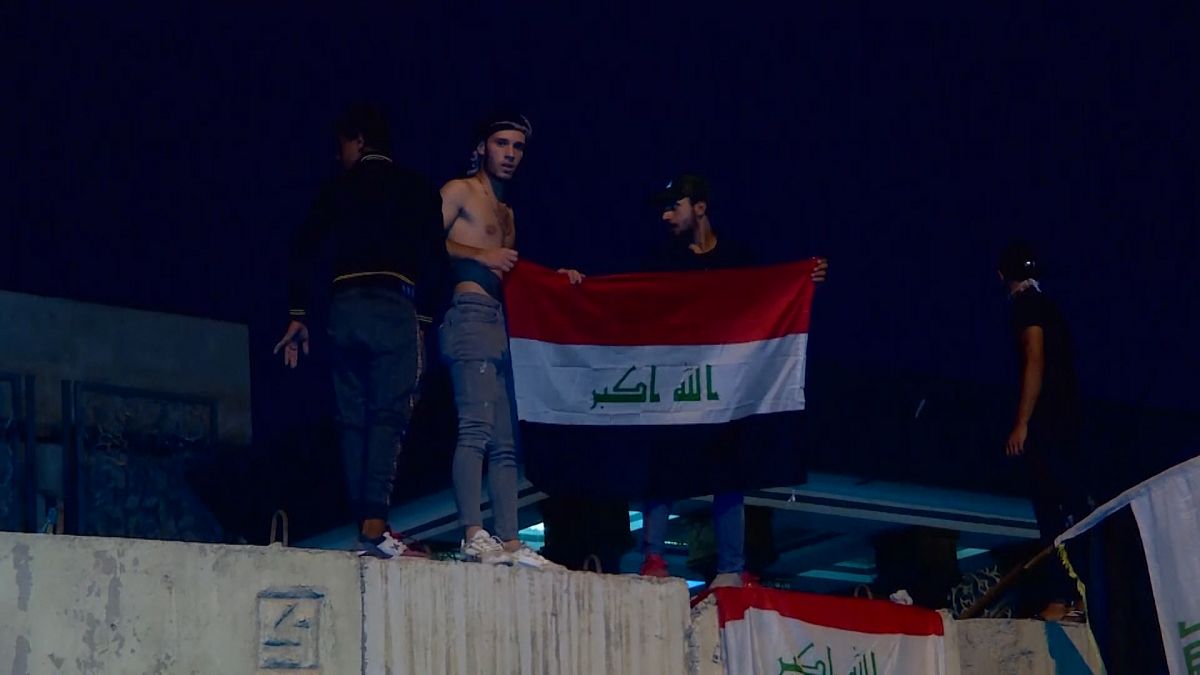 Iraklı göstericiler İran konsolosluğuna saldırdı
