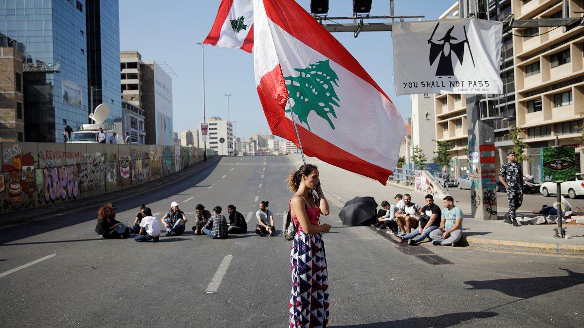 متظاهرون لبنانيون يغلقون الطرق في بيروت غداة تظاهرات حاشدة