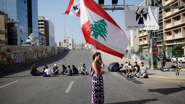 متظاهرون لبنانيون يغلقون الطرق في بيروت غداة تظاهرات حاشدة متظاهرون لبنانيون يغلقون الطرق في بيروت غداة تظاهرات حاشدة