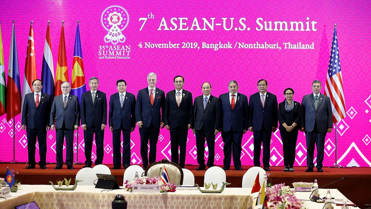 مستشار الأمن القومي الأمريكي روبرت سي. أوبراين ووزراء خارجية الآسيان ورئيس وزراء تايلاند برايوث تشان أوشا يحضرون القمة السابعة للآسيان والولايات المتحدة في بانكوك تايلاند 