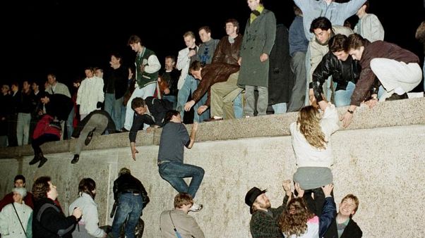 Что такое Берлинская стена и как ее падение привело к объединению Европы? Что такое Берлинская стена и как ее падение привело к объединению Европы?