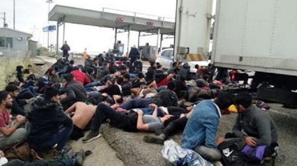Φορτηγό - ψυγείο με 40 μετανάστες στα διόδια της Ξάνθης Φορτηγό - ψυγείο με 40 μετανάστες στα διόδια της Ξάνθης
