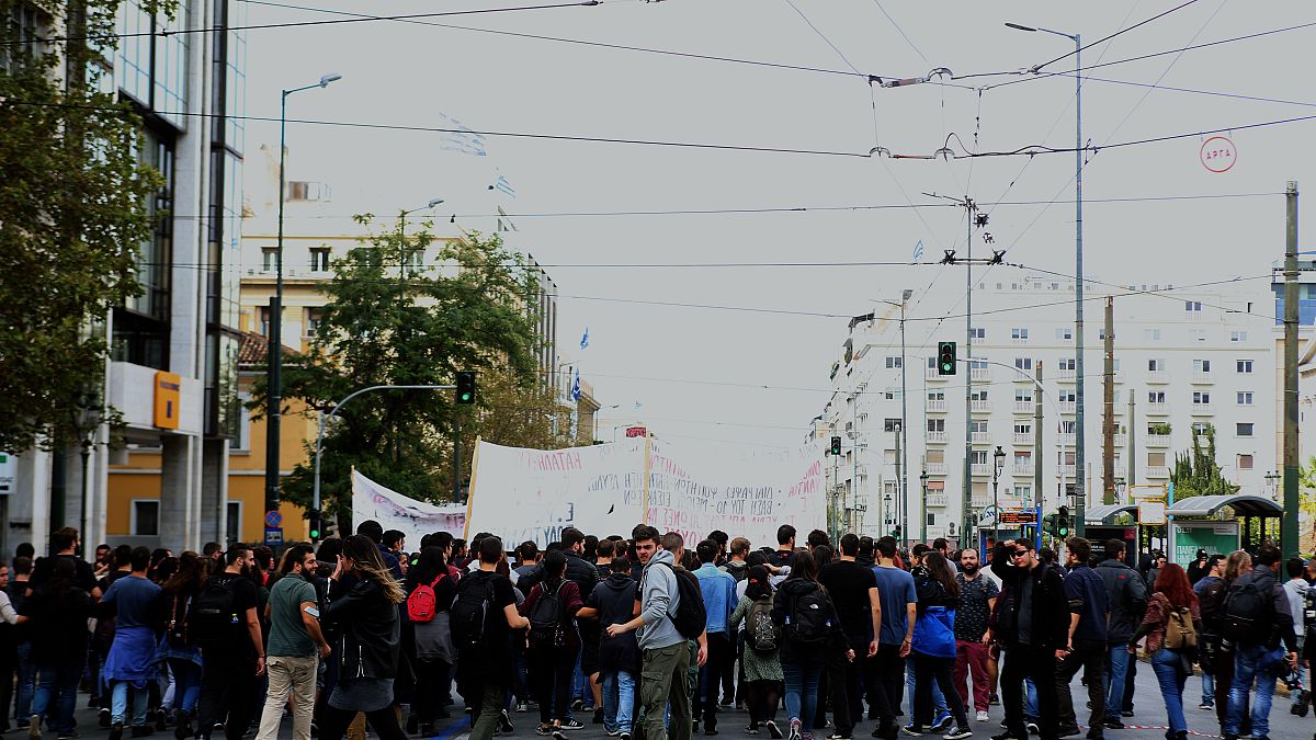 Διαδηλωτές συμμετέχουν σε μαθητική και φοιτητική πορεία στο κέντρο της Αθήνας