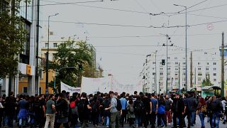 Διαδηλωτές συμμετέχουν σε μαθητική και φοιτητική πορεία στο κέντρο της Αθήνας