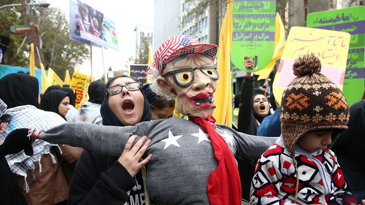 طالبة إيرانية تحمل دمية خلال مظاهرة مناهضة للولايات المتحدة في طهران إيران 4 نوفمبر/ تشرين الثاني 2019
