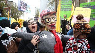 طالبة إيرانية تحمل دمية خلال مظاهرة مناهضة للولايات المتحدة في طهران إيران 4 نوفمبر/ تشرين الثاني 2019