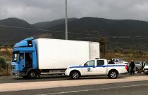 ضباط الشرطة بجوار شاحنة تبريد تحمل المهاجرين على الطريق السريع في اليونان 4 نوفمبر/ تشرين الثاني 2019