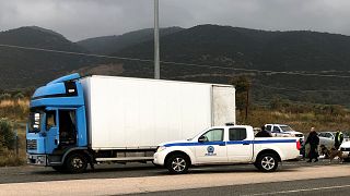 ضباط الشرطة بجوار شاحنة تبريد تحمل المهاجرين على الطريق السريع في اليونان 4 نوفمبر/ تشرين الثاني 2019